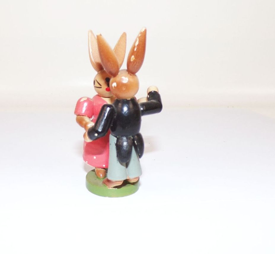 Zwei tanzende Osterhasen wohl Esco alter Osterschmuck