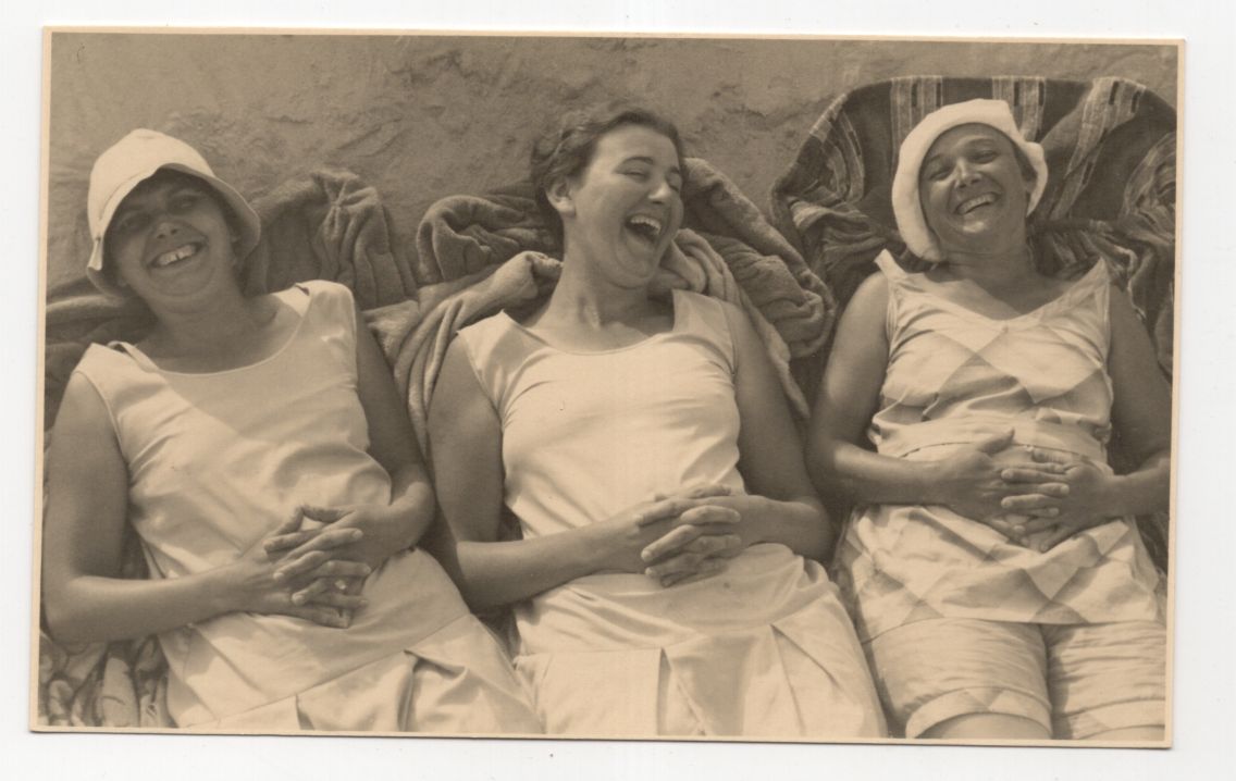 Foto Ak lachende Damen am Strand auf Rügen vintage symphatisch 