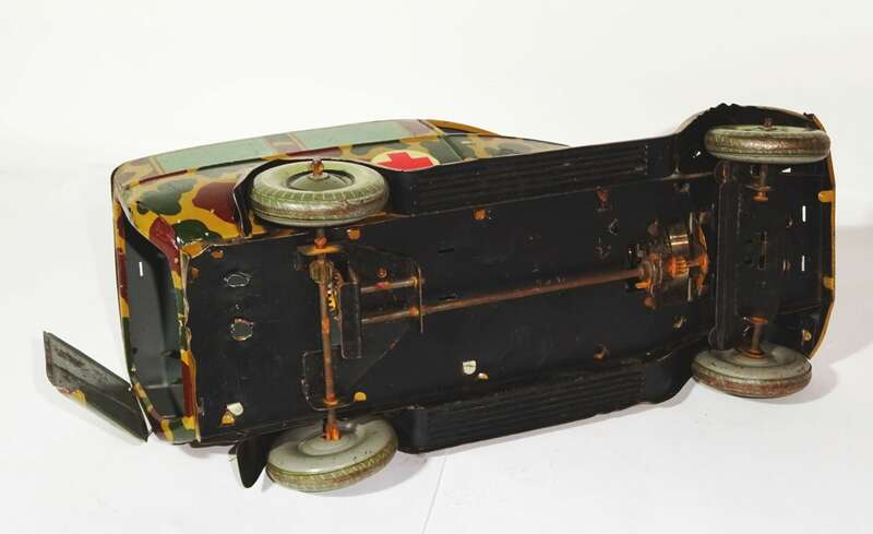 Konvolut Blechspielzeug Flugzeug Sanitäter Auto Mimikri 1930er 