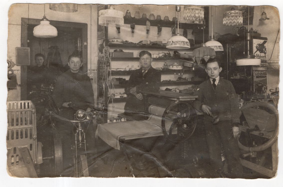 Foto Ak Fahrradladen Wittichenau 1932