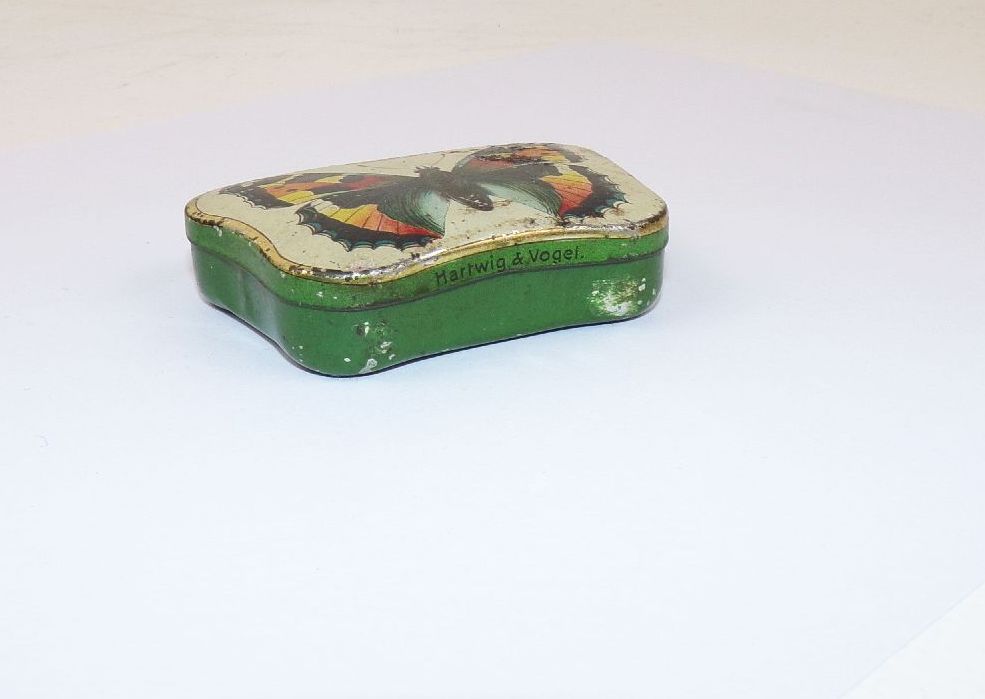 Alte Hartwig und Vogel Blechdose Nesselfalter Automatendose