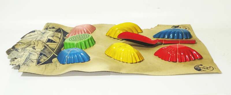 7 alte Sandkastenformen Backformen Schaufel auf Pappe 1930er Spielzeug Förmchen !