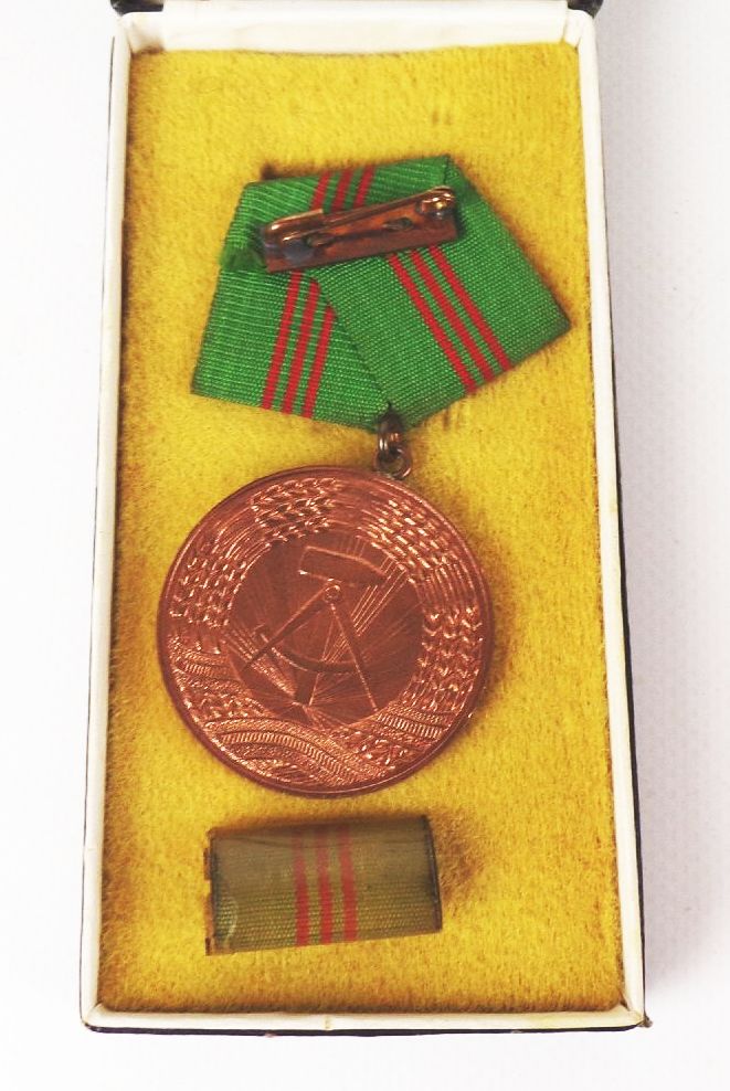 Für treue Dienste Deutsche Volkspolizei Stufe III mit Etui VP DDR