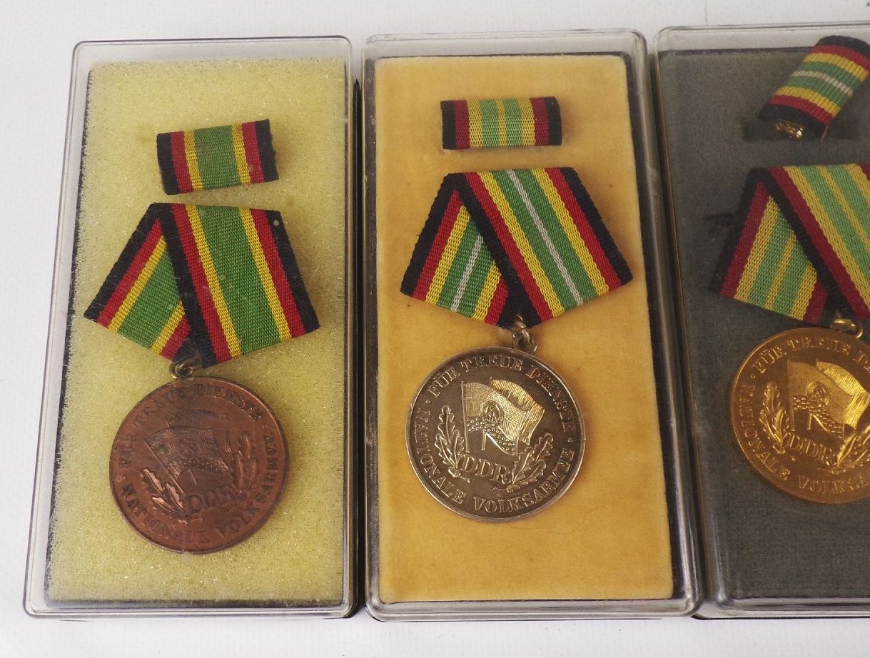 Für treue Dienste Nationale Volksarmee 4 Stufen Etui DDR NVA Abzeichen