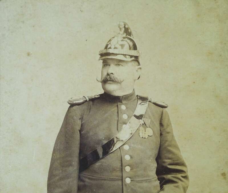 Kabinettfoto Kavallerie Reiter Sachsen Helm Abzeichen Säbel Dresden 1890er 