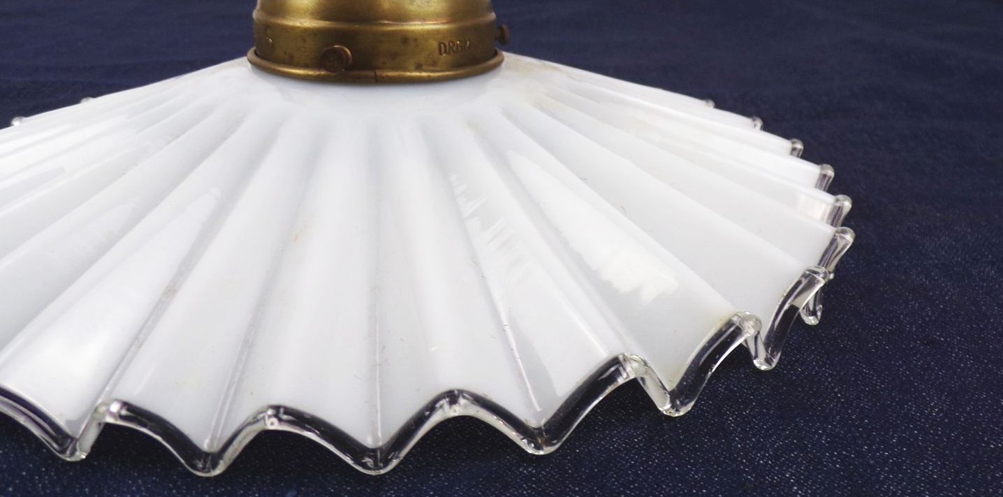 Alte Deckenlampe Glas Messing Wellenform Weiß um 1910 Leuchte 