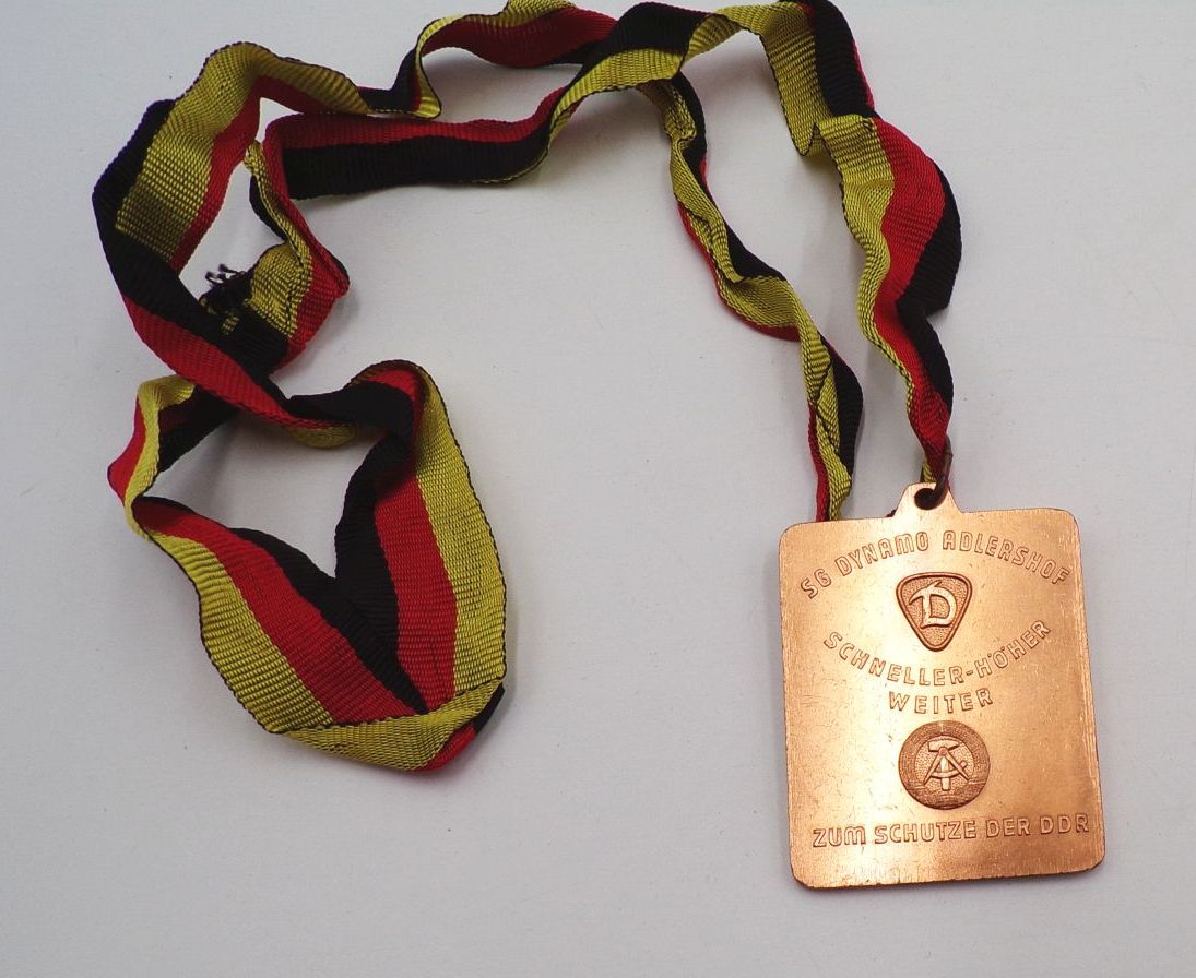 Medaille DDR Bestenermittlung Wachregiment Felix Dzierzynski Berlin Stasi