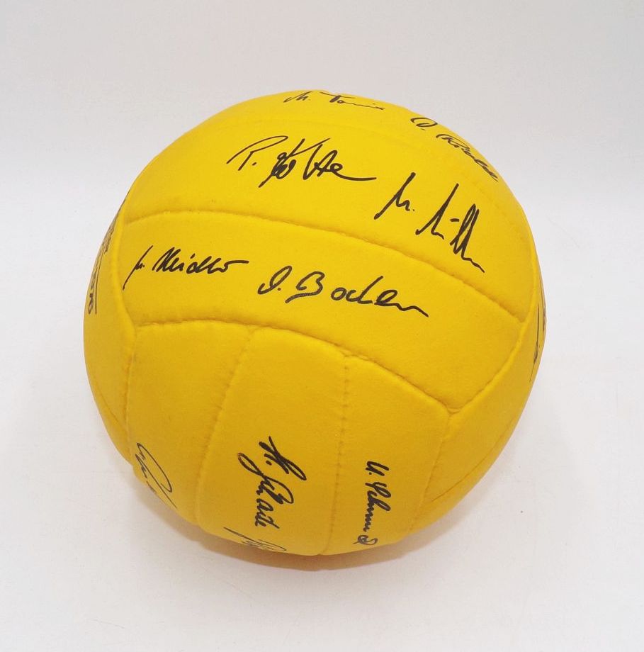  Fußball Erinnerungsball Meistermannschaft SG Dynamo Dresden 1976 