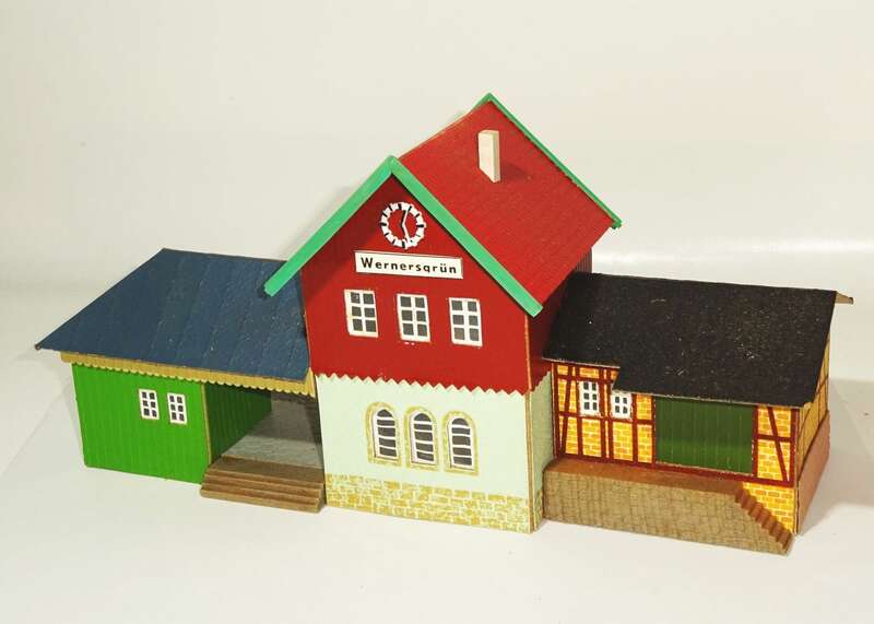Auhagen Bahnhof Wernesgrün Stellwerk Bahnwärterhaus Litfaßsäule TT H0 mit OVP 