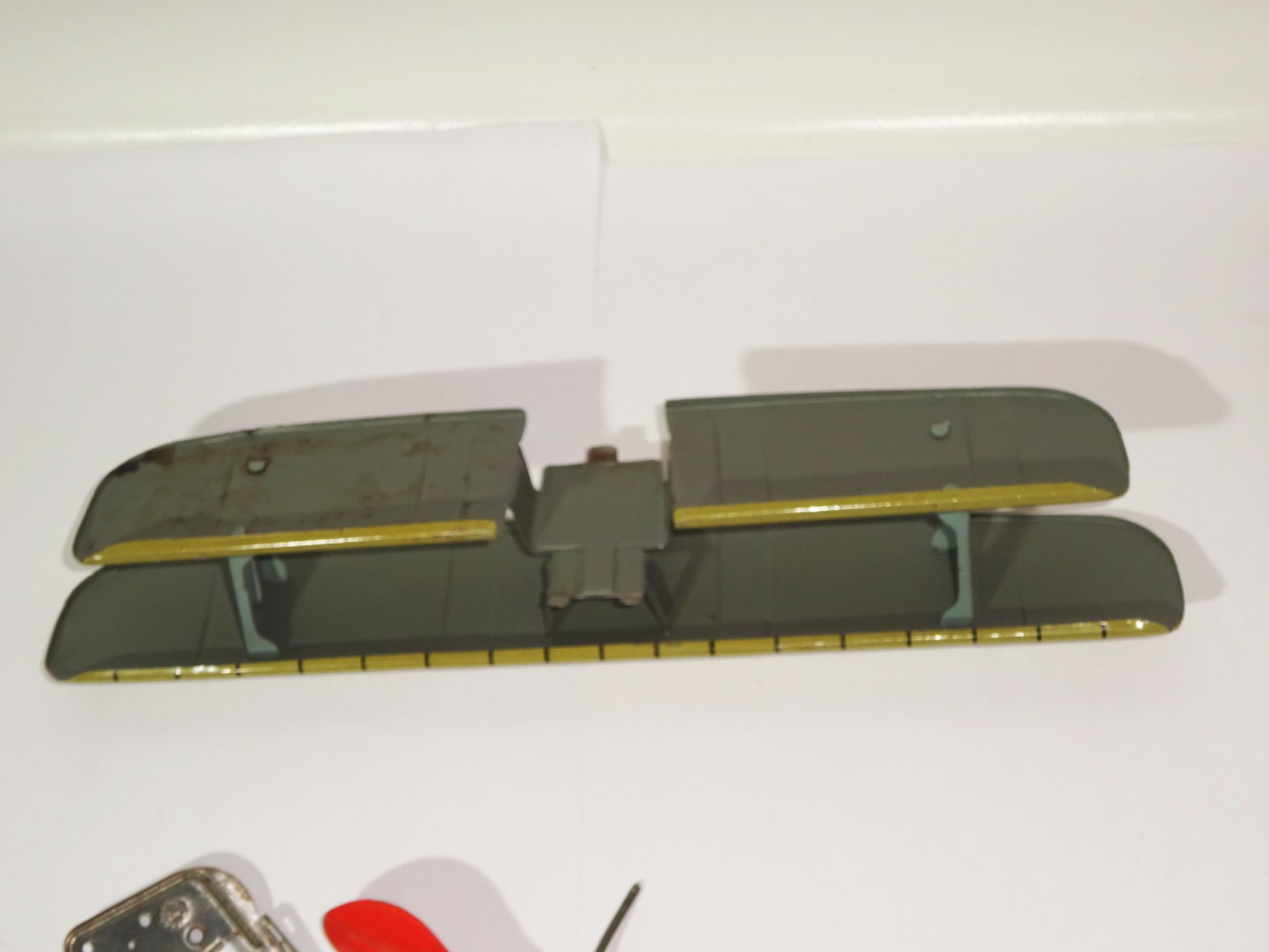 Konvolut Blechspielzeug Flugzeug Sanitäter Auto Mimikri 1930er 