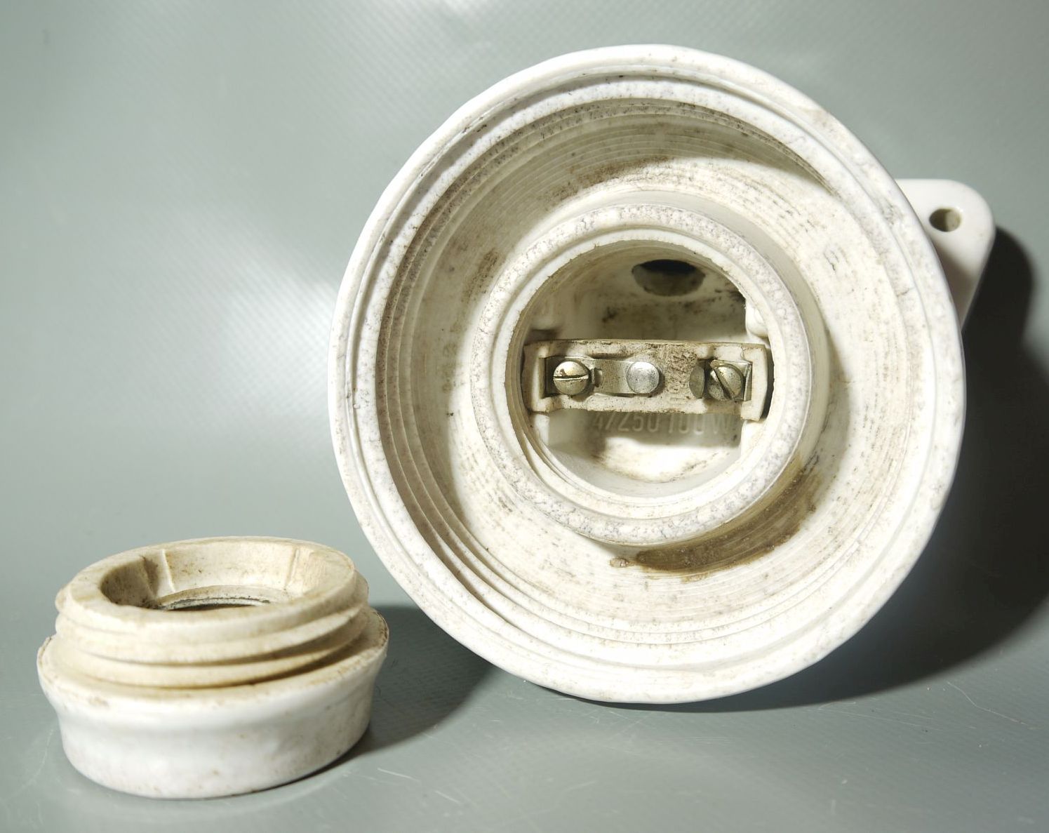 Design Leuchte Industrie alte Glaskolbenlampe schräg Porzellan Fassung