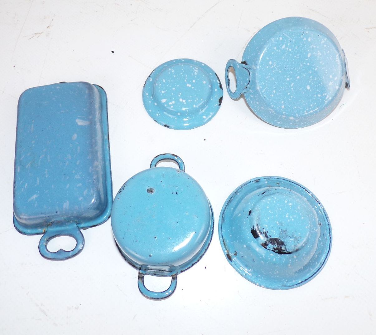 Konvolut Puppenküche Möbel Emaille Geschirr Puppenherd Porzellan 