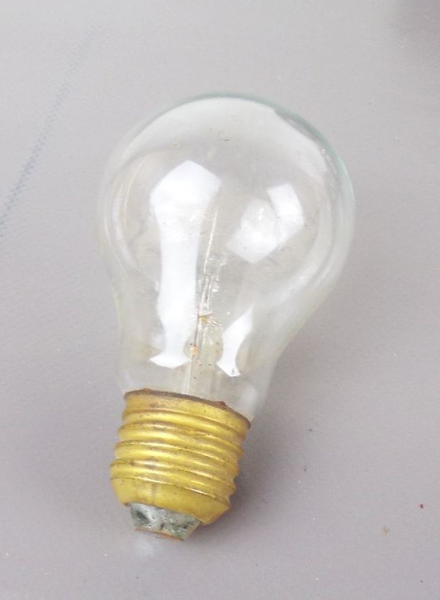 Alte Osram Glühlampe 24 Watt Originalkarton 150 Volt E27 altes Leuchtmittel Alte Osram Glühlampe 24 Watt Originalkarton 150 Volt E27 altes Leuchtmittel