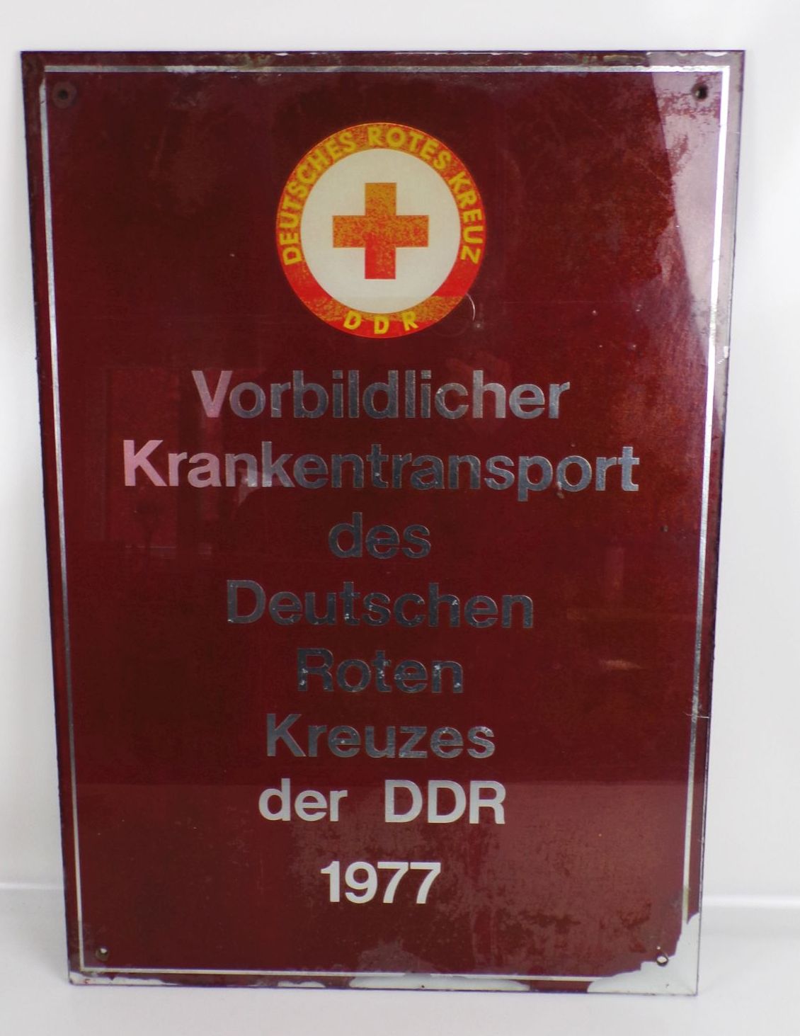 Schild Vorbildlicher Krankentransport des deutsche Roten Kreuzes DDR 1977