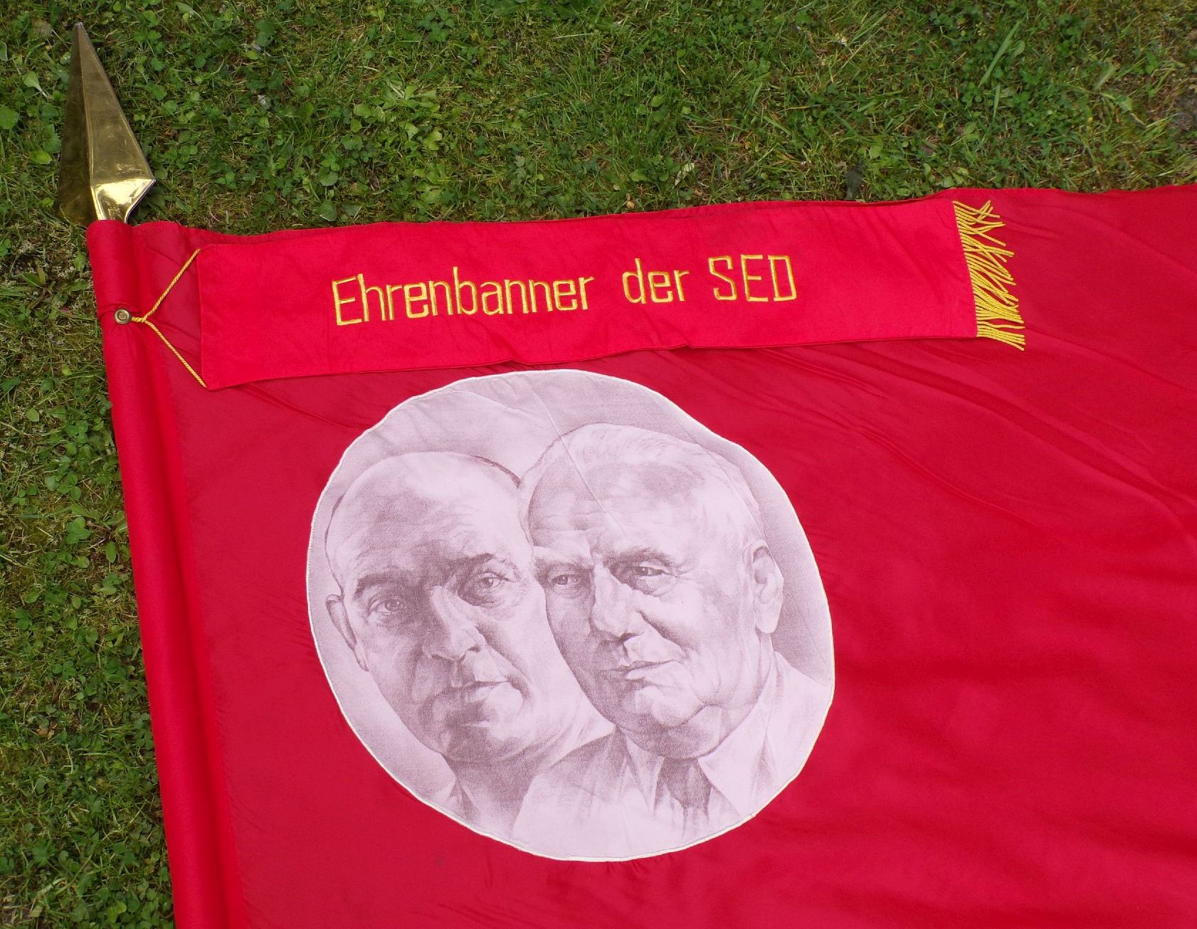 DDR Fahne Ehrenbanner der SED Wilhelm Pieck Ernst Thälmann Flagge Fahnenspitze
