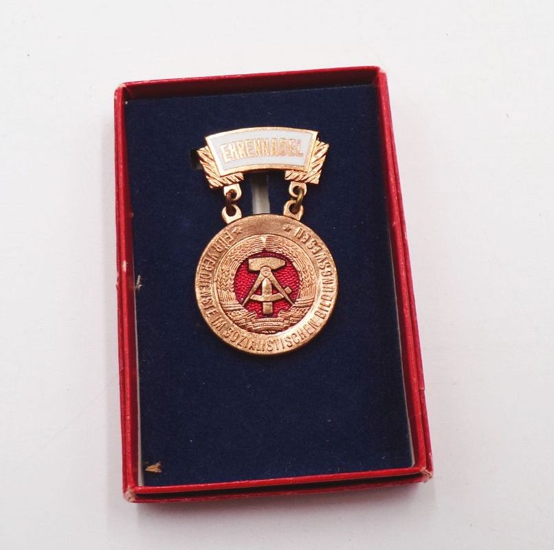 Ehrennadel für Verdienste im sozialistischen Bildungswesen 1978 mit Urkunde