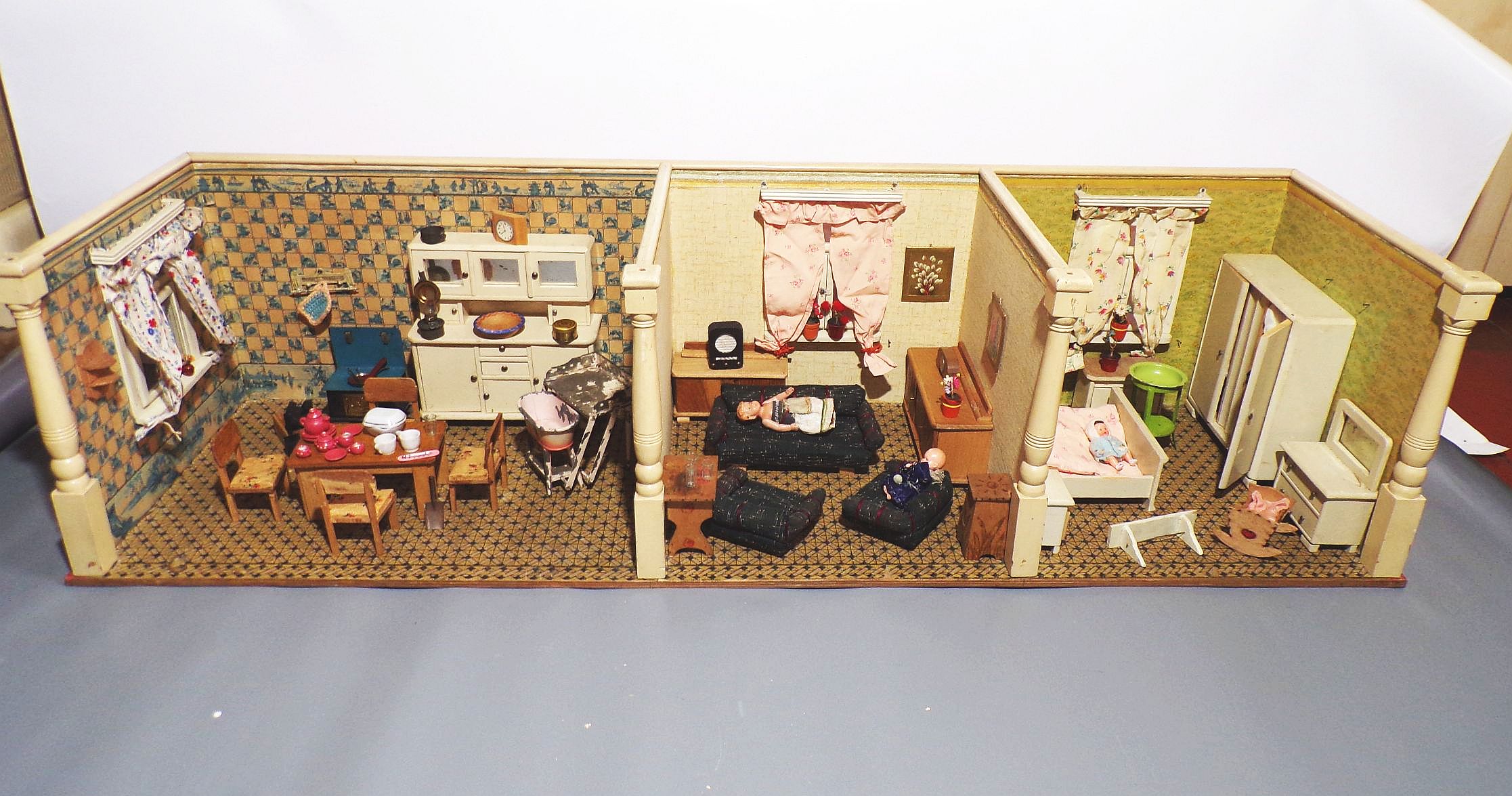 Alte Puppenstube mit viel Zubehör 