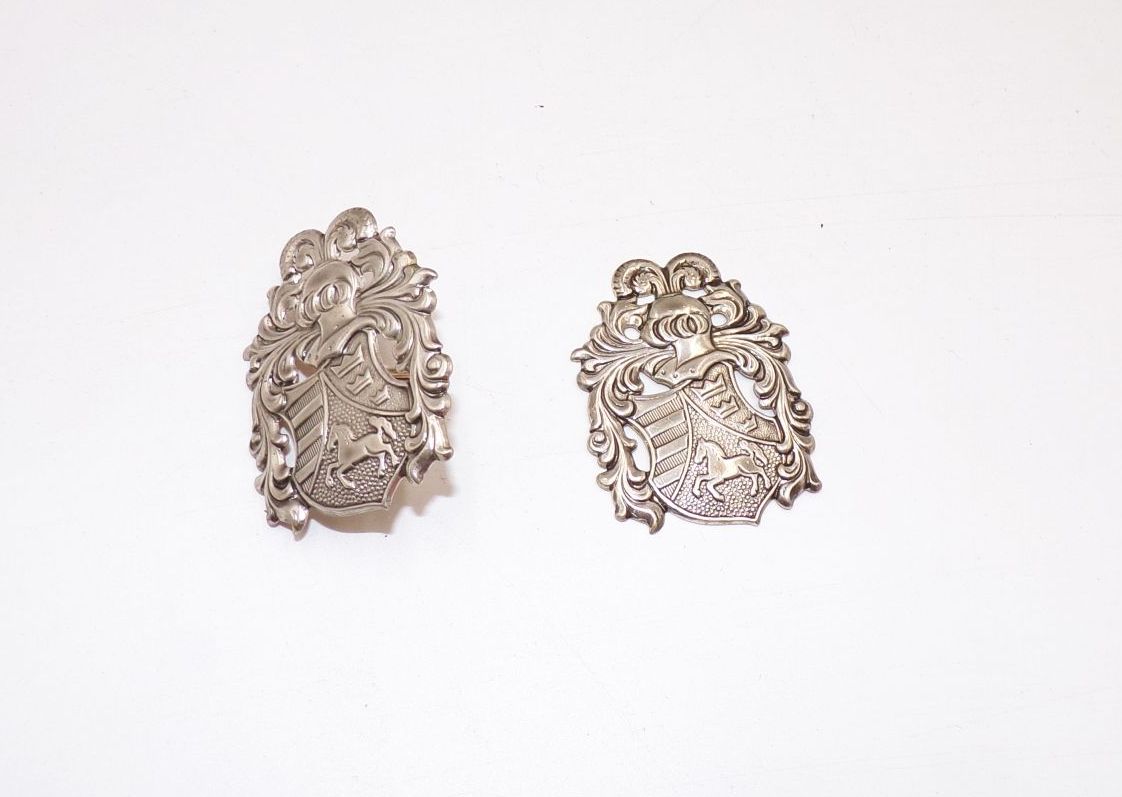 Alte Wappen Applikationen Beschläge für Leder Sattler Schuster Konvolut