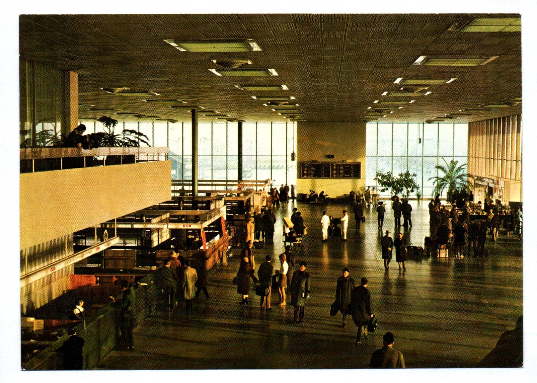 Foto Ak Flughafen Menschen Reisende CSA Czechoslovak Airlines Foto Ak Flughafen Menschen Reisende CSA Czechoslovak Airlines