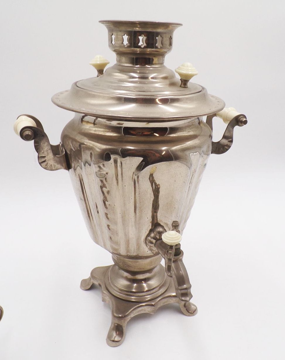 Alter Samowar UdSSR mit 2 Teegläsern 