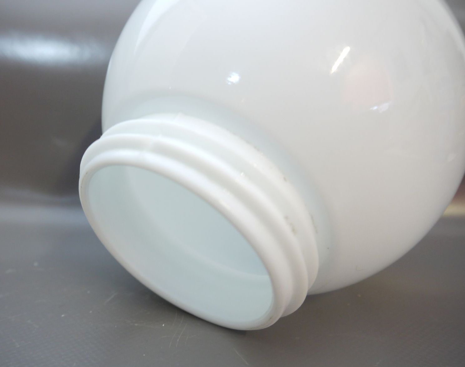  Kugellampe klein Fassung IP41 alte Kellerlampe Porzellan Glas Weiß