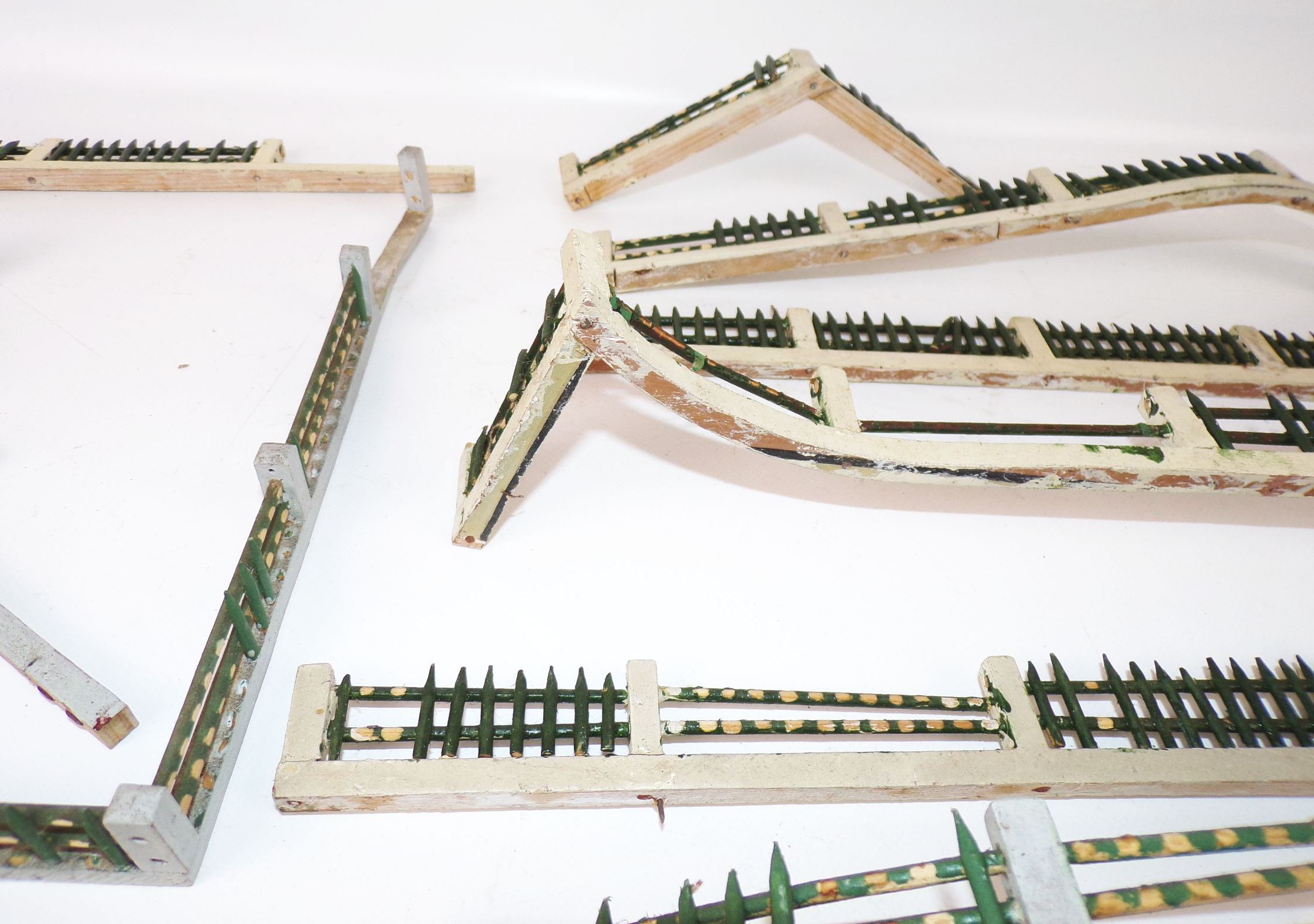 Konvolut alter Zaun Teile für Zoo oder Paradiesgarten Holz um 1900