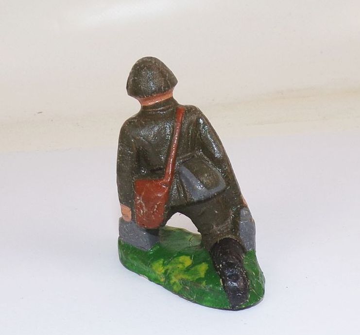 NVA Soldat kniend mit Munitionskisten Massefigur 