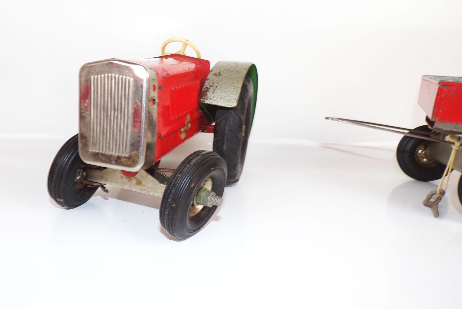 Alter Traktor Trecker mit Anhänger Blechspielzeug um 1950
