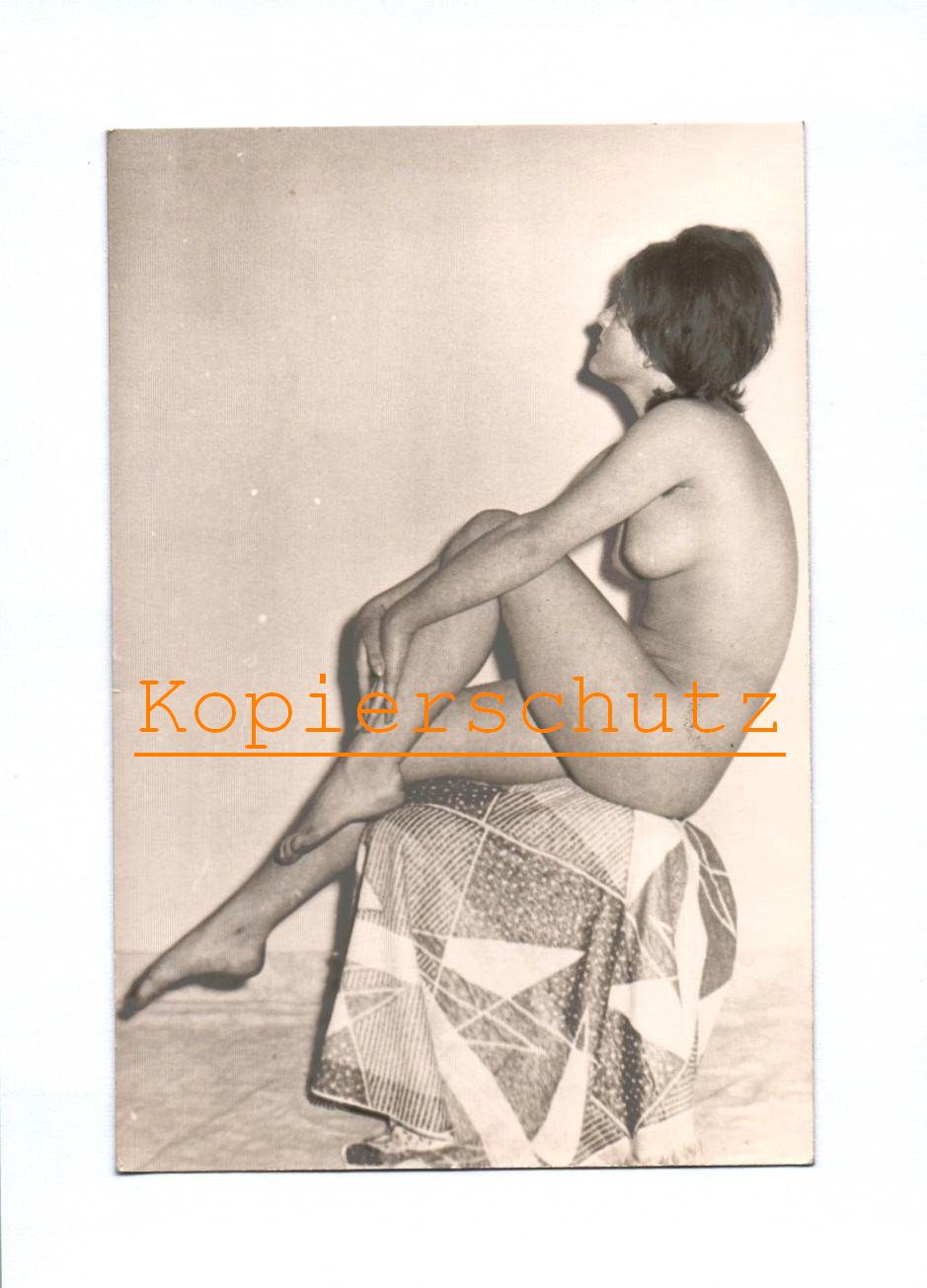 Frau nackt erotik Foto alt schwarz weiß sitzend naked Frau nackt erotik Foto alt schwarz weiß sitzend naked