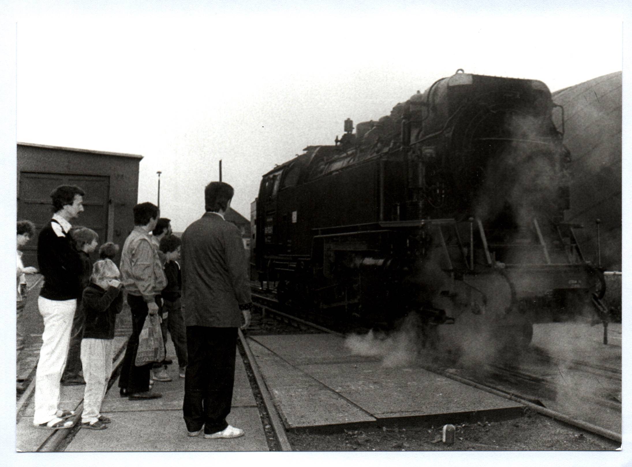 Besucher im RAW Görlitz altes Eisenbahnfoto Dampflokomotive