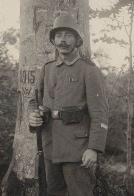 Foto Ak Sturmsoldat IR 10 mit Ärmelabzeichen ? 1915 Stosstrupp Foto Ak Sturmsoldat IR 10 mit Ärmelabzeichen ? 1915 Stosstrupp