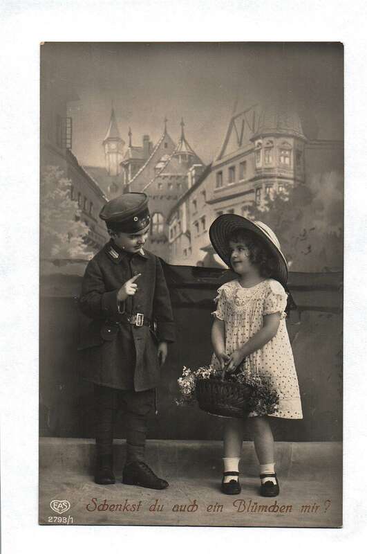 Ak Foto Kinder Schenkst du auch ein Blümchen mir? 1910