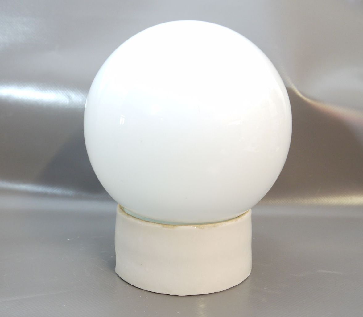  Kugellampe klein Fassung IP41 alte Kellerlampe Porzellan Glas Weiß