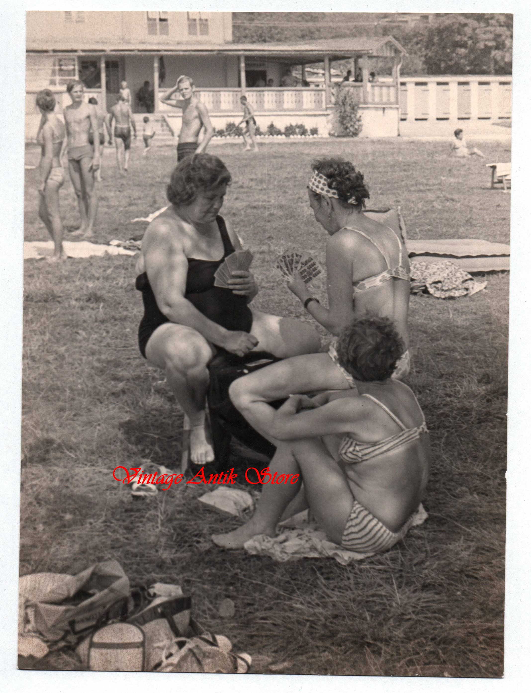 Foto drei Grazien spielen Karten DDR um 1970 Alltag Bademode 