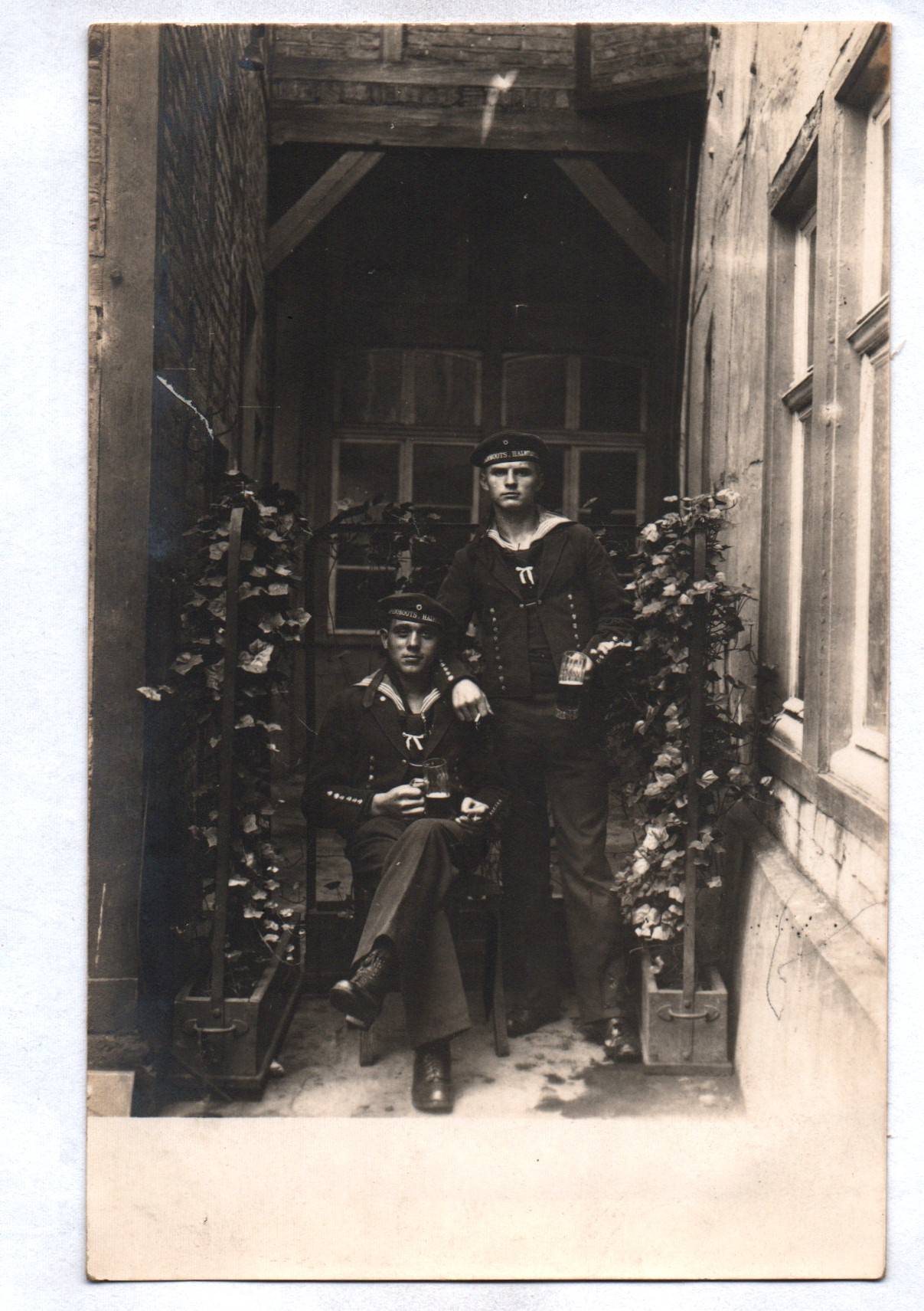 Foto Ak zwei Kameraden Kriegsmarine Torpedoboots Halbflottille 1 Wk