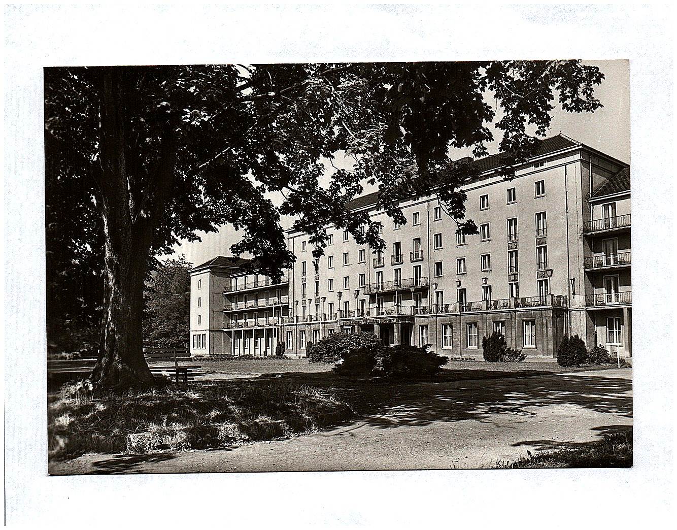 Ak Friedrichroda Thüringer Wald DDR Echtfoto FDGB Erholungsheim Walter Ulbricht Ak Friedrichroda Thüringer Wald DDR Echtfoto FDGB Erholungsheim Walter Ulbricht