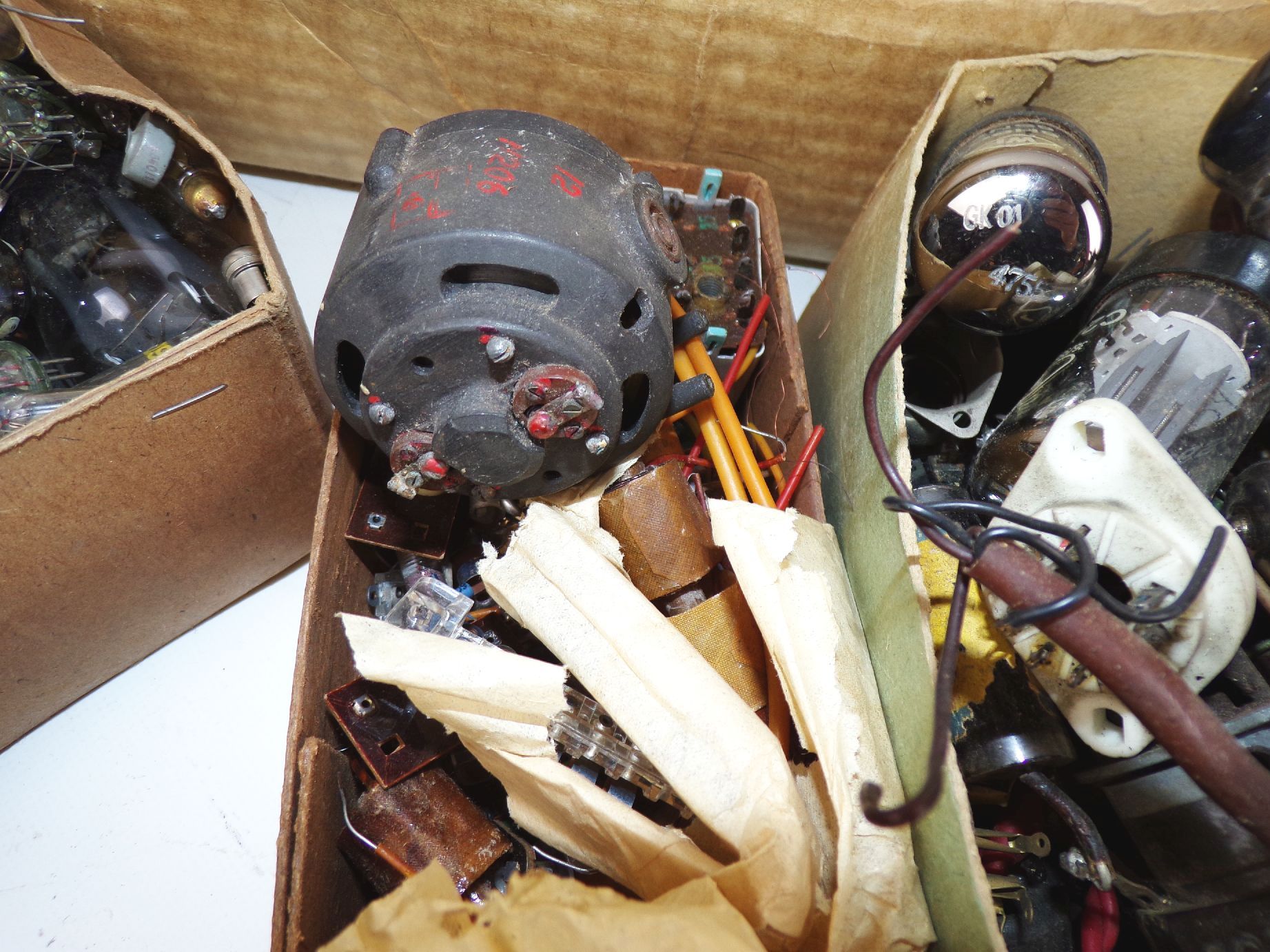 Konvolut Radioröhren Sockel Widerstände Bastlerware 