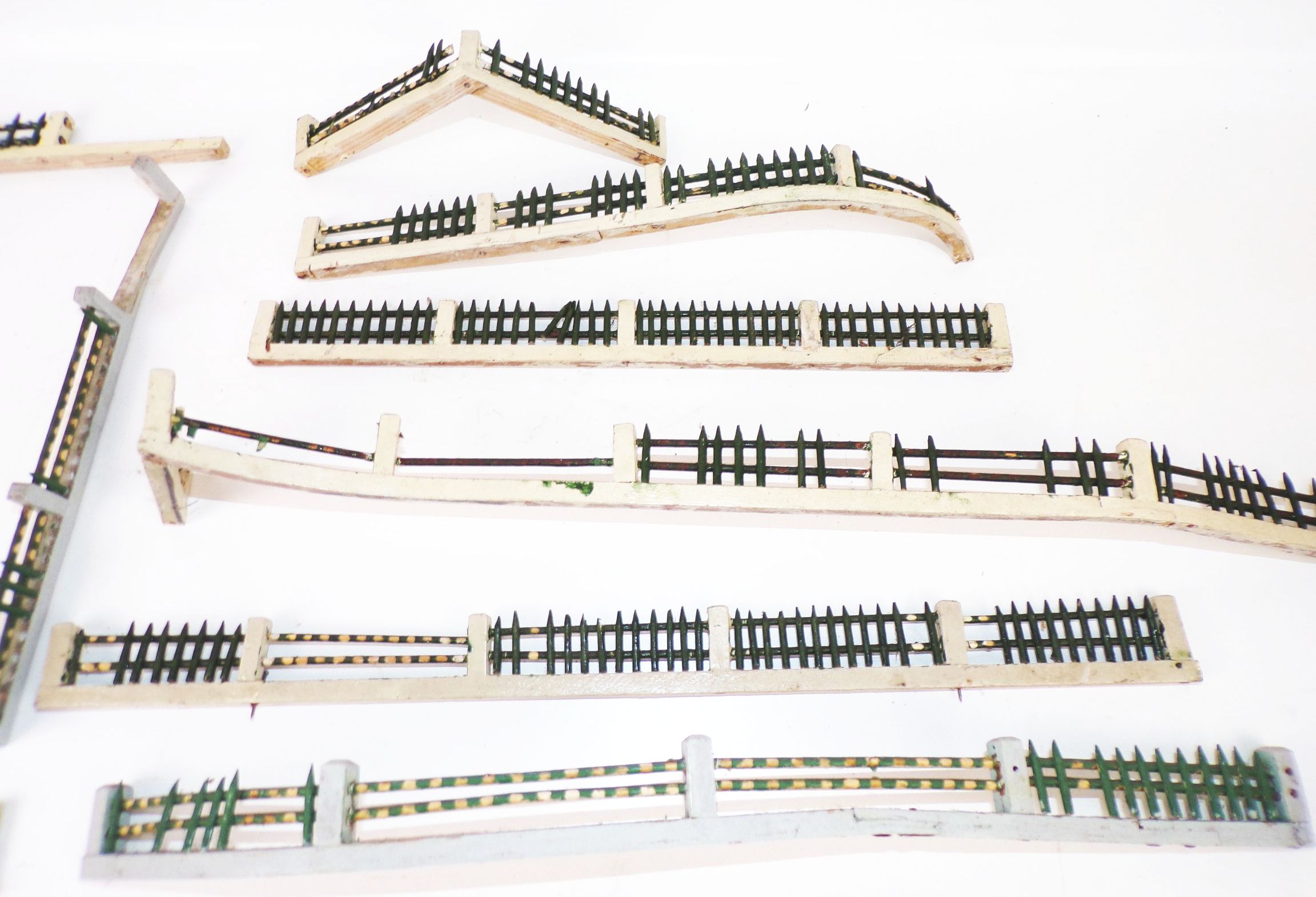 Konvolut alter Zaun Teile für Zoo oder Paradiesgarten Holz um 1900