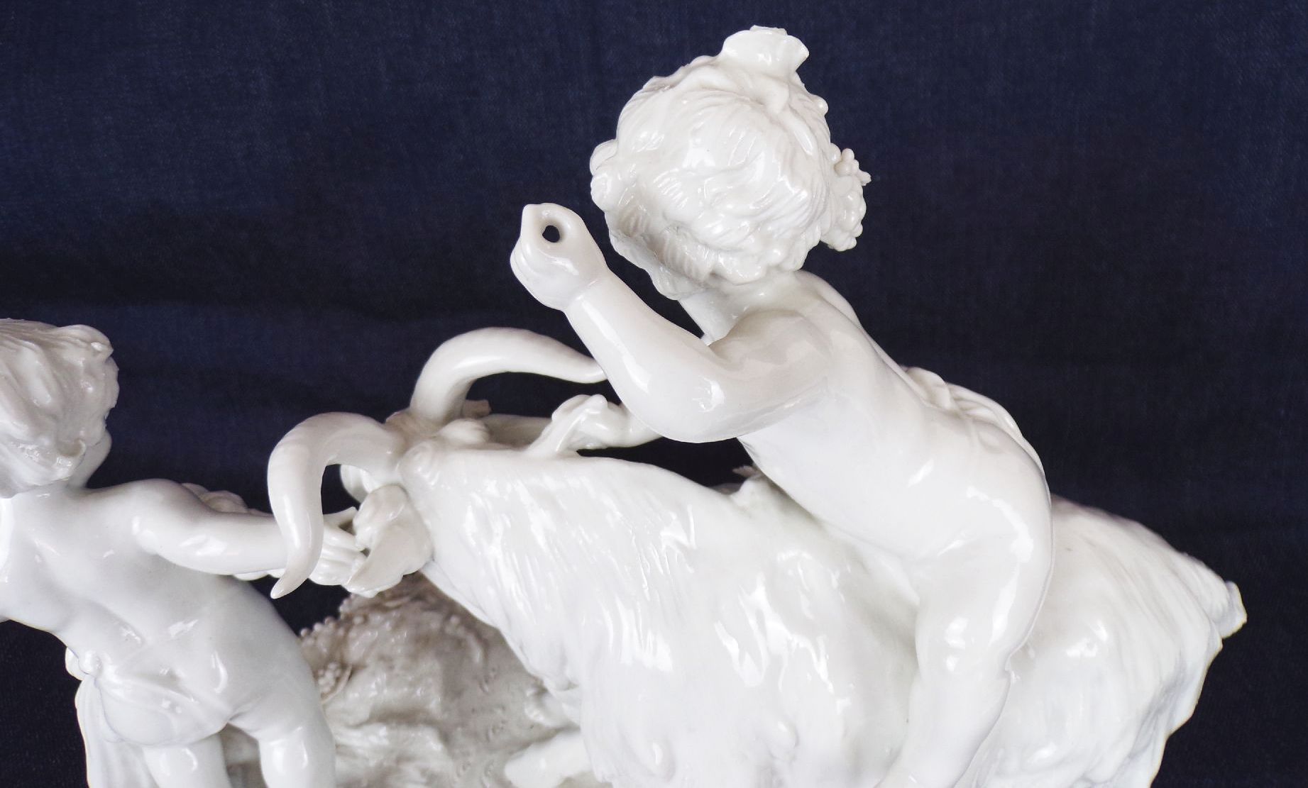 Scheibe Alsbach Porzellanfigur Putto Ziegenbock Wein Bachus Scheibe Alsbach Porzellanfigur Putto Ziegenbock Wein Bachus