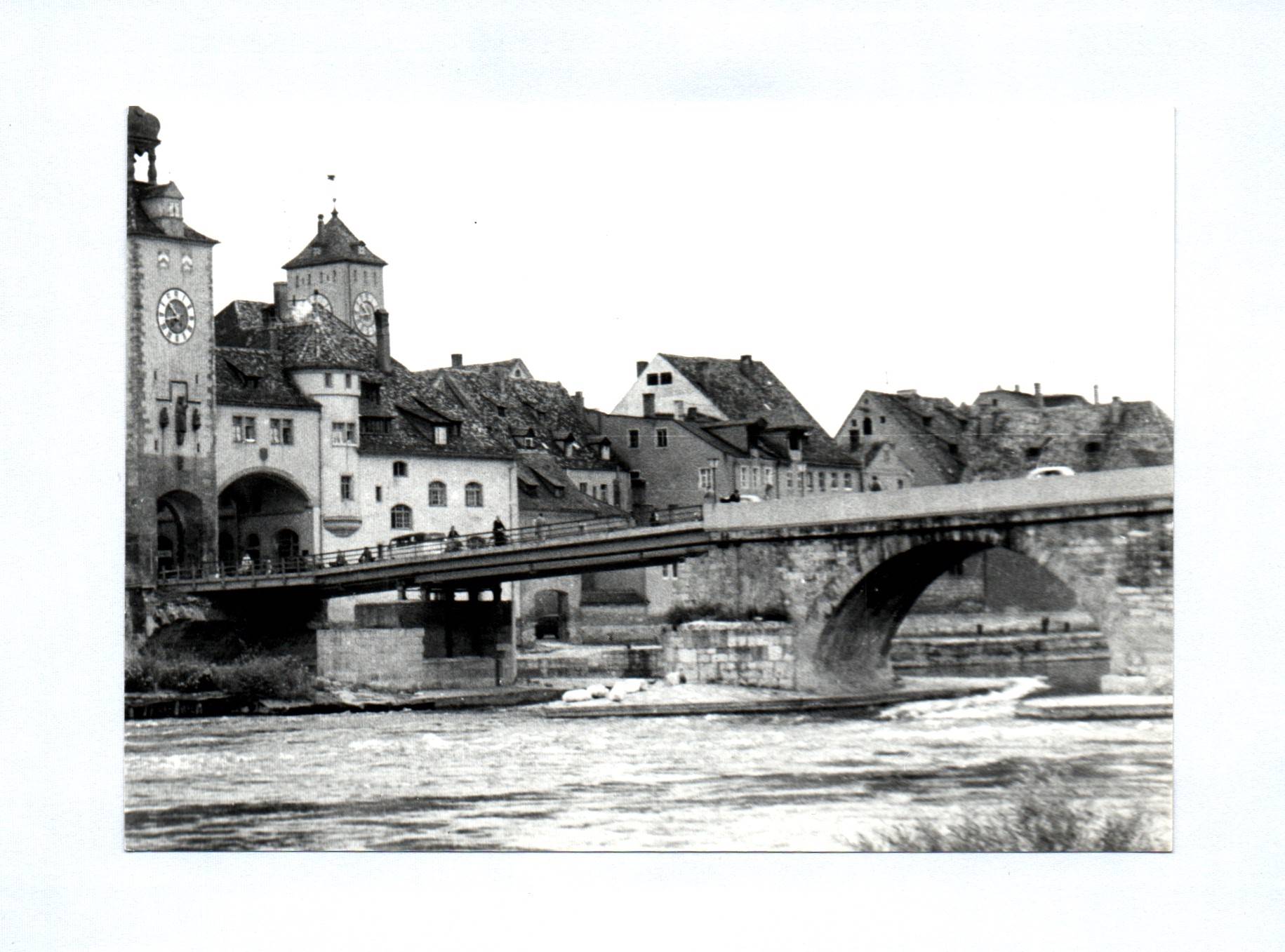 2x Foto Regensburg Steinerne Brücke Juli 1957