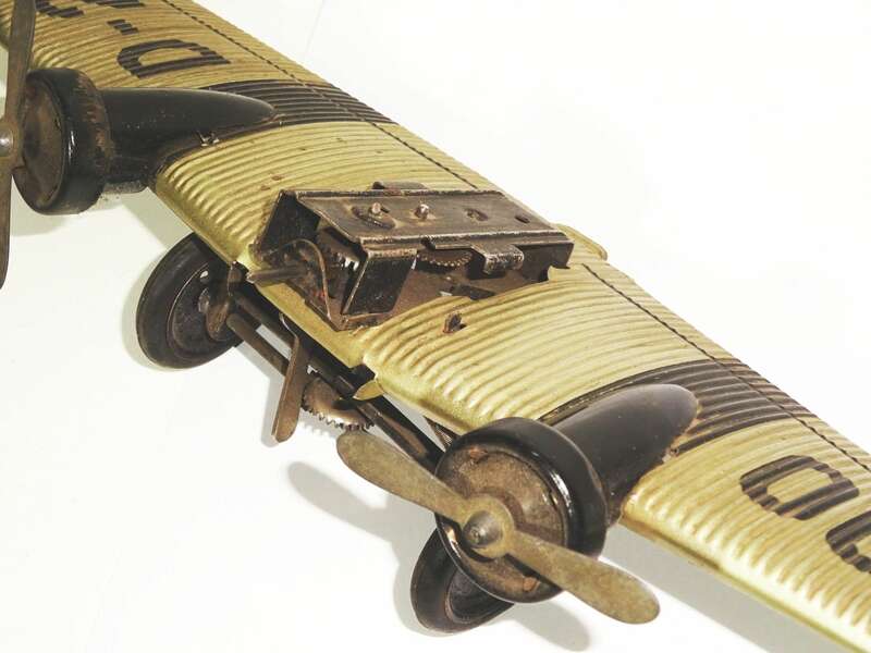 Konvolut Blechspielzeug Flugzeug Sanitäter Auto Mimikri 1930er 