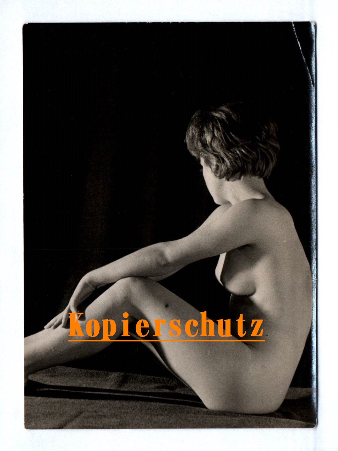 Naked nude altes vintage Erotik Foto Nacktbild Frau sitzend Seitenansicht schwarz weiß Naked nude altes vintage Erotik Foto Nacktbild Frau sitzend Seitenansicht schwarz weiß