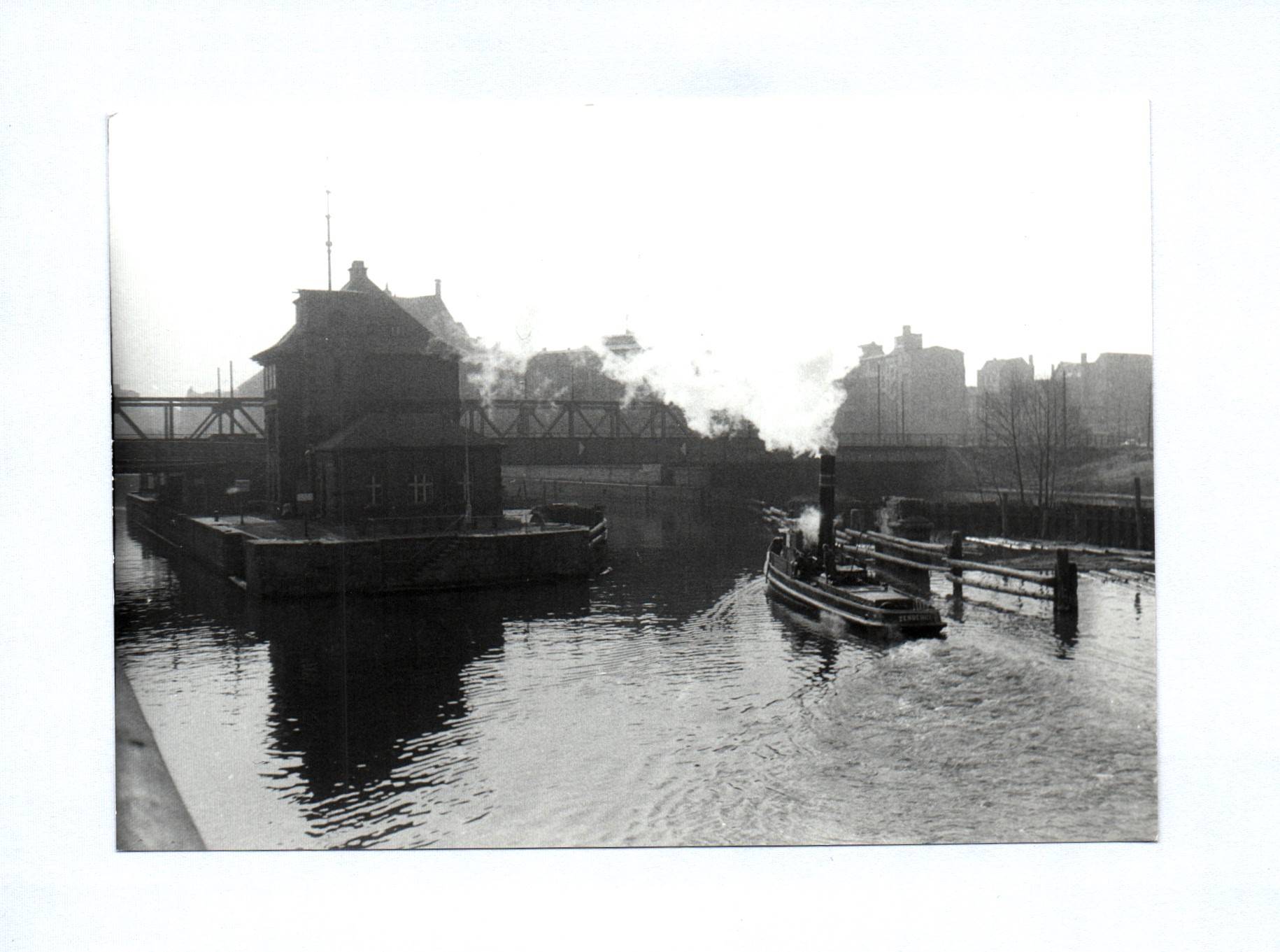 Foto Berlin Mitte Mühlenbrücke Schlepper März 1960