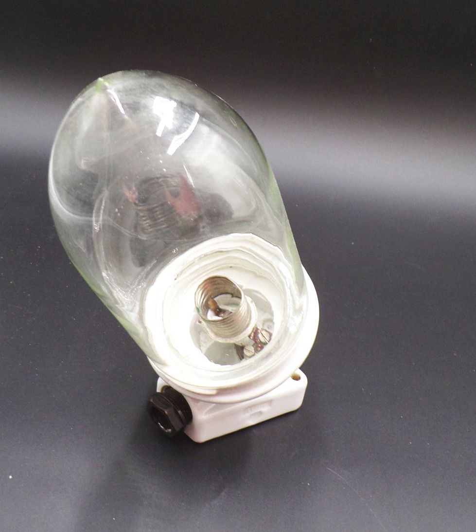 Alte Glaskolbenlampe Schräg Weiß Porzellan Glas Deckenleuchte Kellerlampe Alte Glaskolbenlampe Schräg Weiß Porzellan Glas Deckenleuchte Kellerlampe