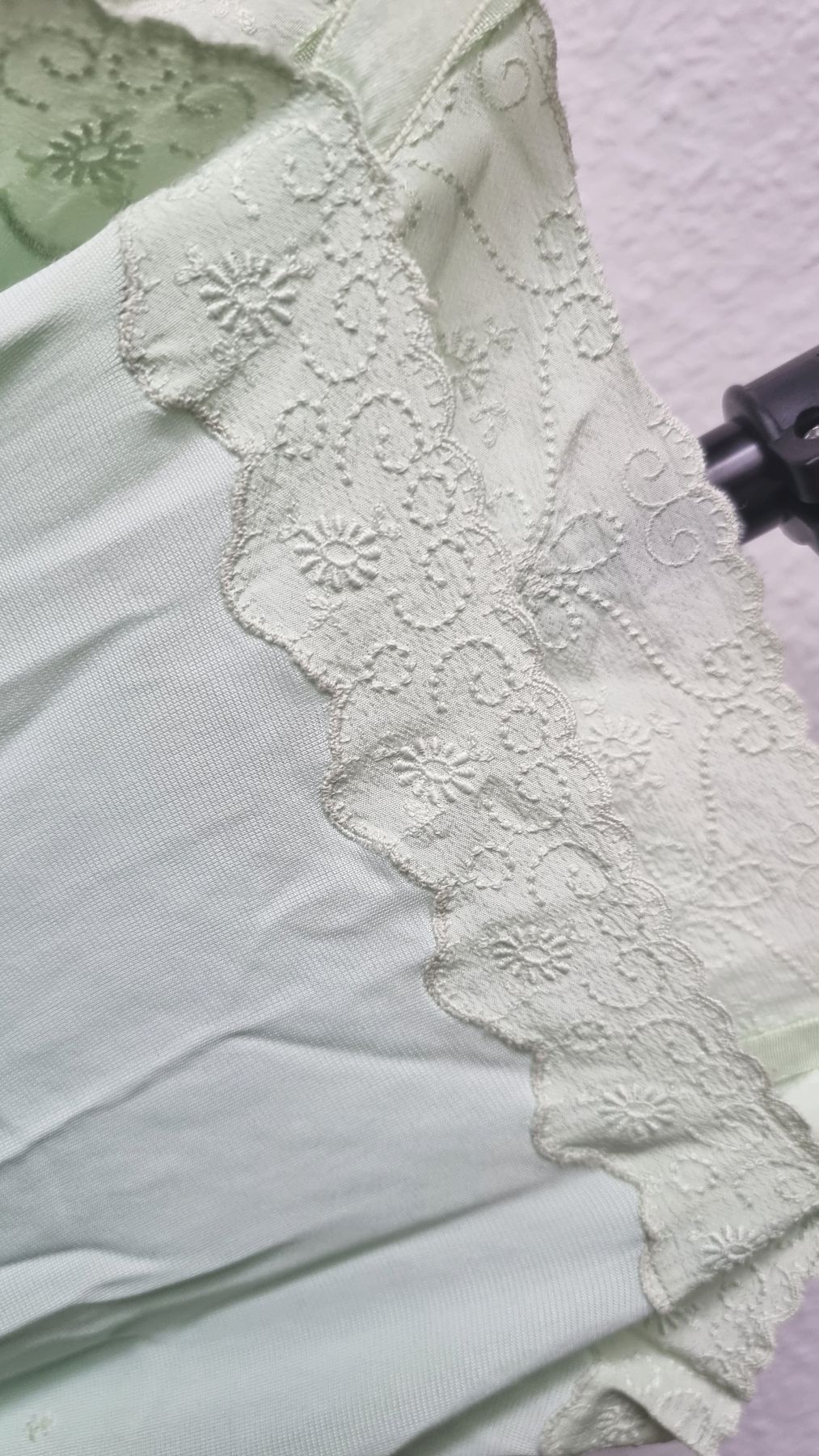 Negligee Nachtkleid hellgrün weiße Blumen Trägerhemd Negligee Nachtkleid hellgrün weiße Blumen Trägerhemd