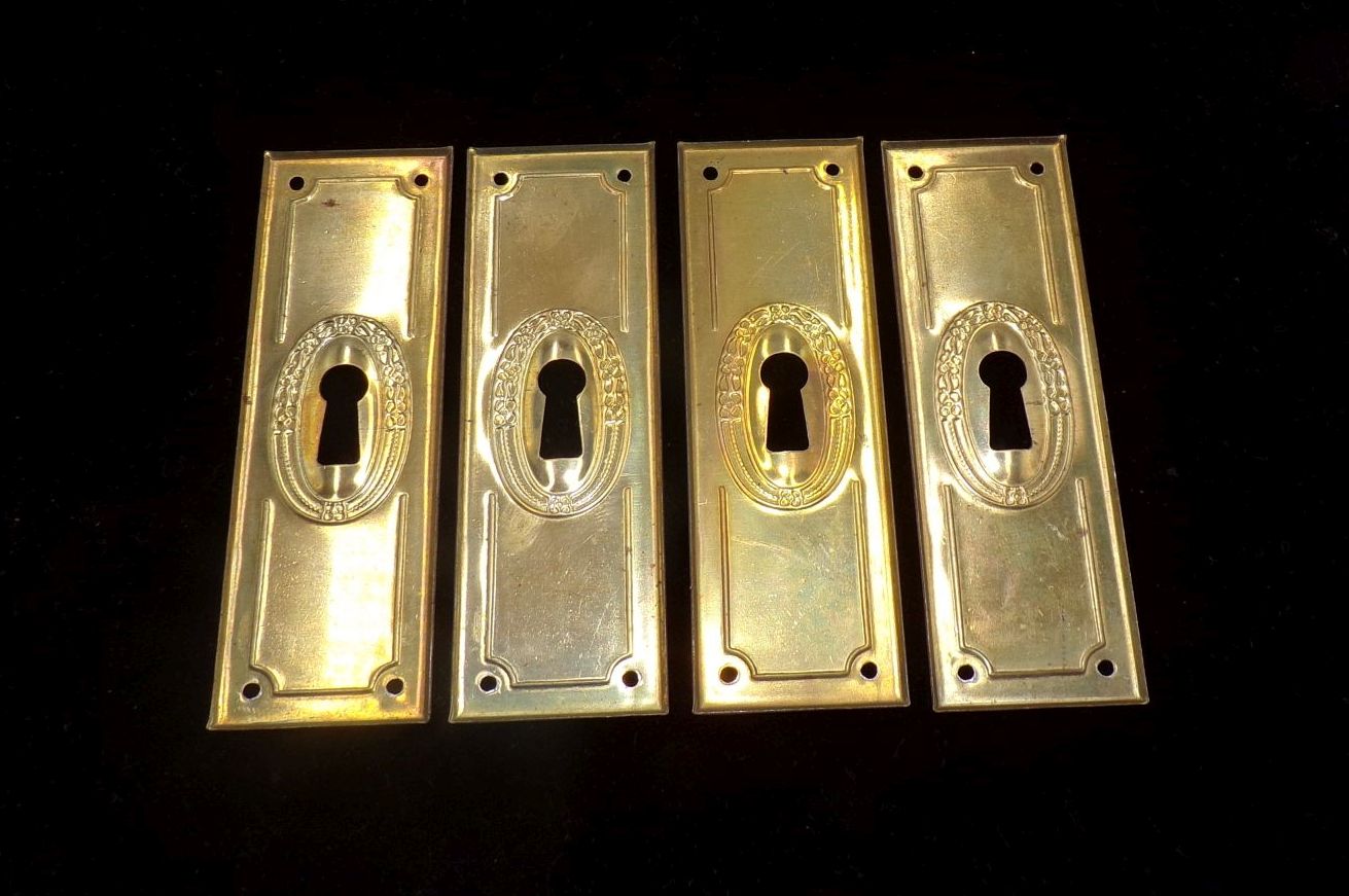 4 alte Möbelschläge Schrank Beschlag Schlüsselloch