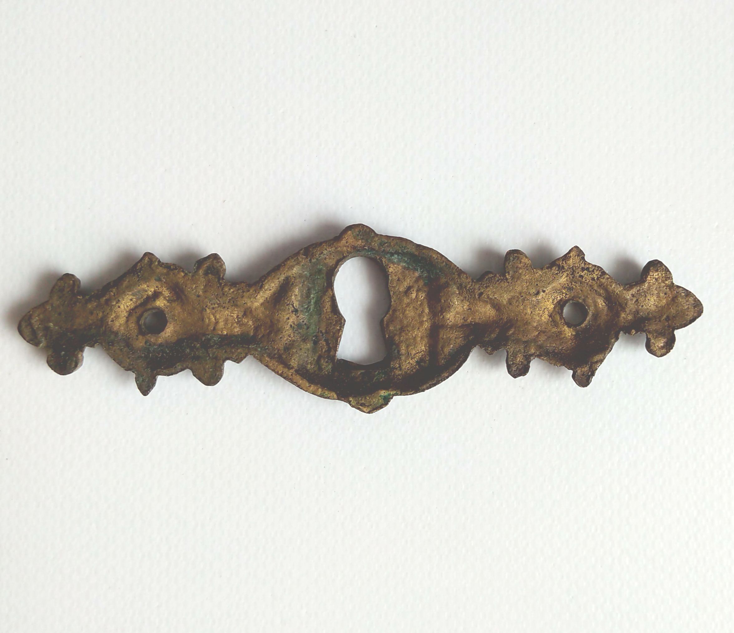 Möbelbeschlag klein alt geformt Messing-Beschlag mit Schlüsselloch Möbelbeschlag klein alt geformt Messing-Beschlag mit Schlüsselloch