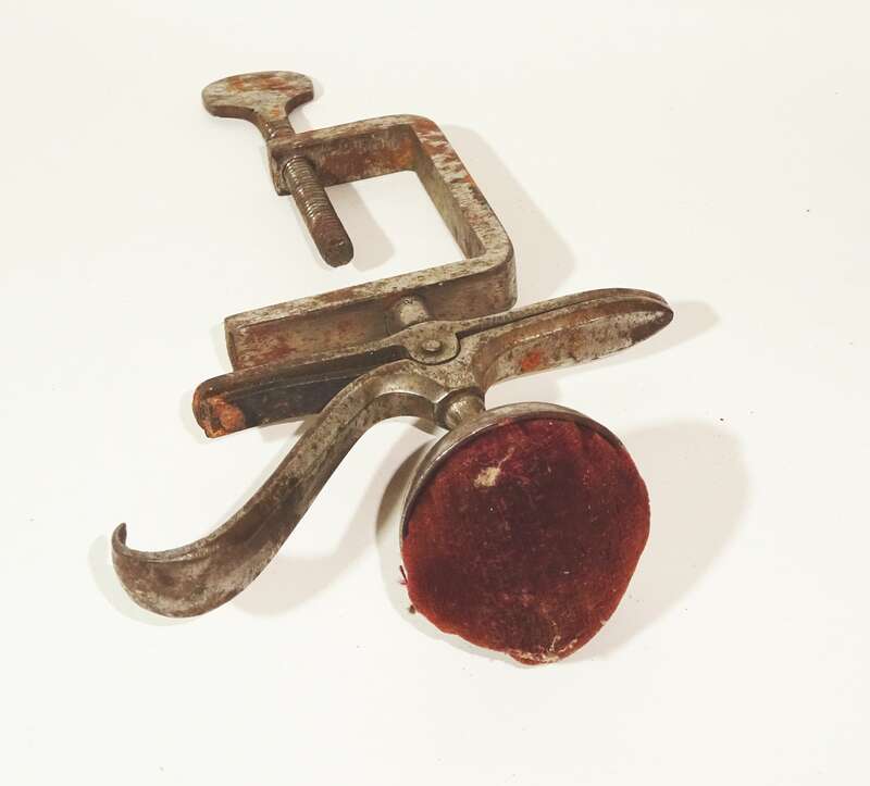 Altes Nadelkissen Metall Tischhaltung Shabby Chic Vintage