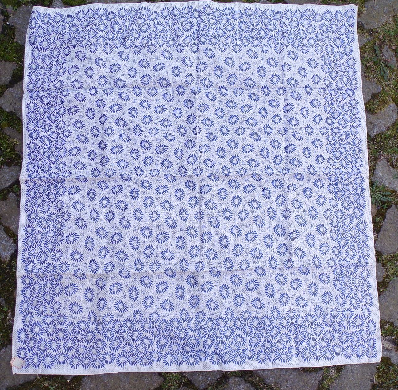 Alte Tischdecke Blau Weiss 124 x 128 Blumen Konsum true Vintage 