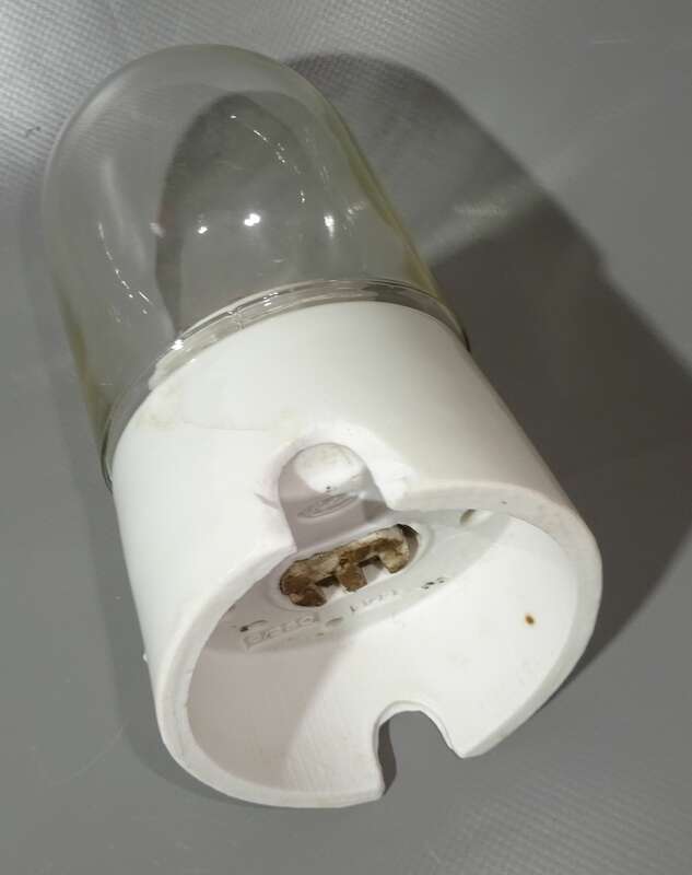 Alte kleine Glaskolbenlampe Porzellan Glas Kellerlampe Loft Vintage 